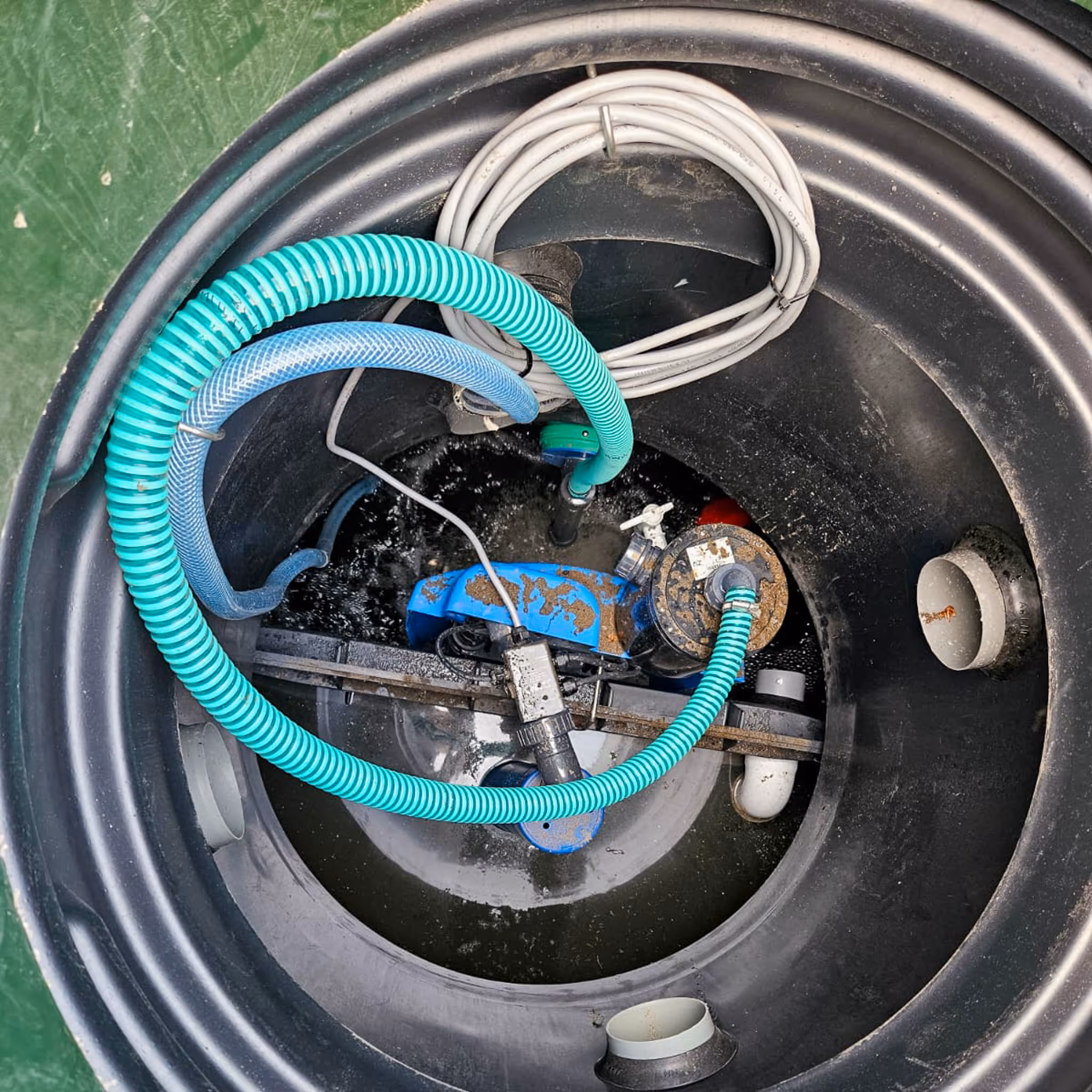 Technik im Behälter einer SBR-Kleinkläranlage mit Pumpen und Schläuchen