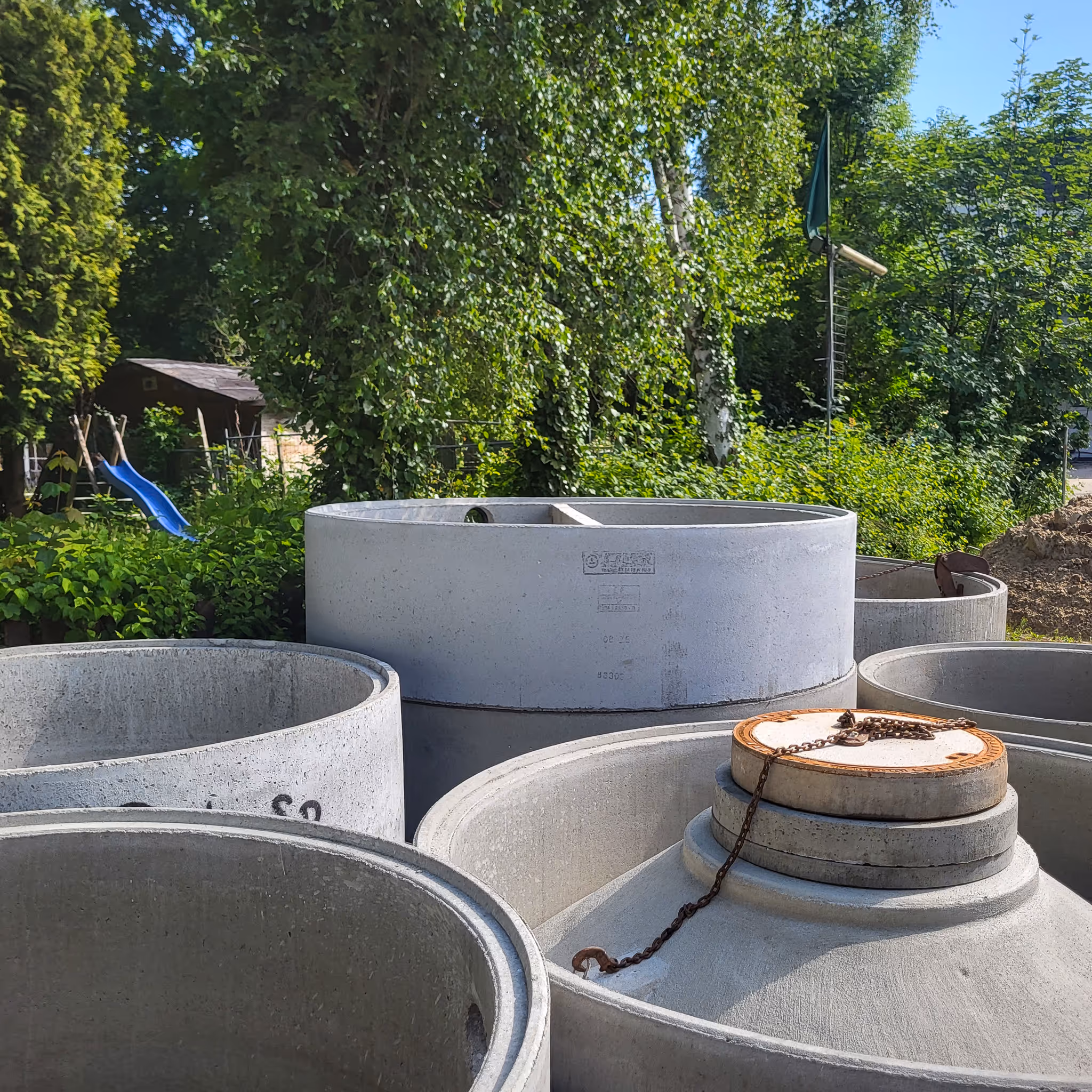 Betonringe und Schachtteile für eine Kleinkläranlage auf dem Lagerplatz