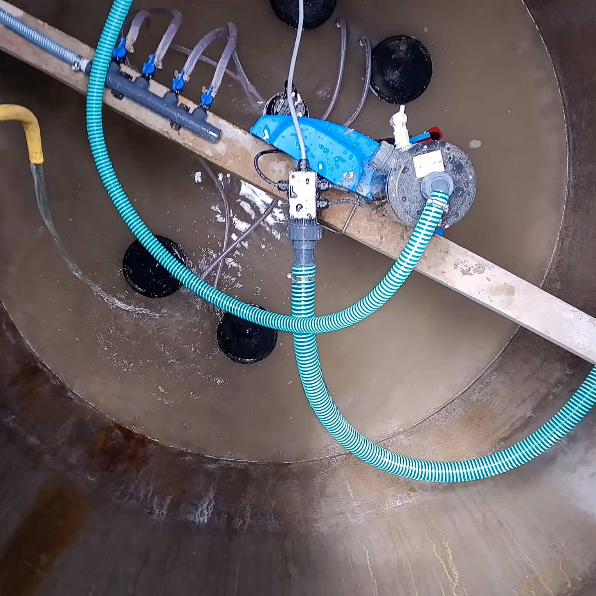 SBR-Technik mit Belüftung und Pumpenschläuchen im Klärbehälter