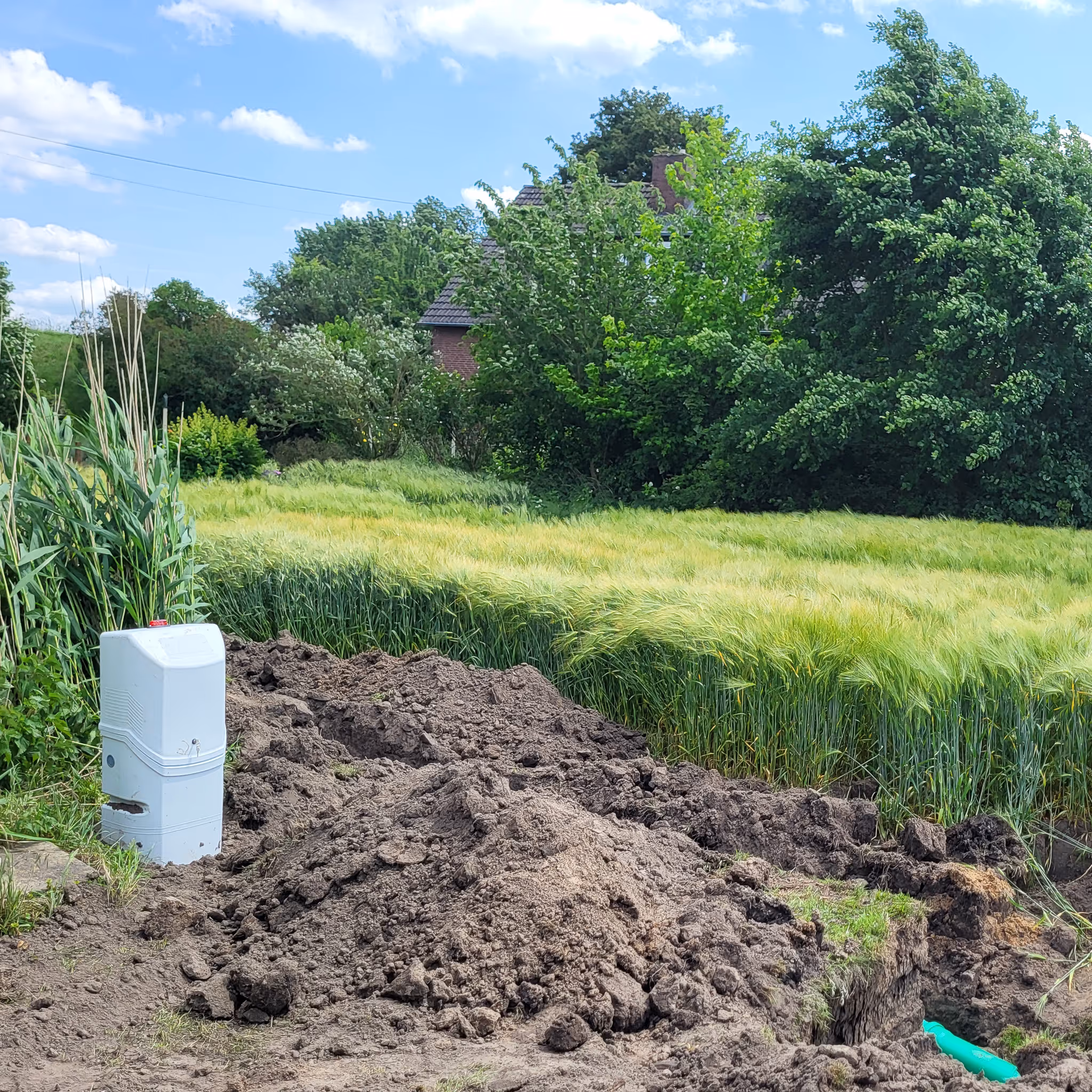 Steuerschrank einer Kleinkläranlage im Garten nach dem Einbau